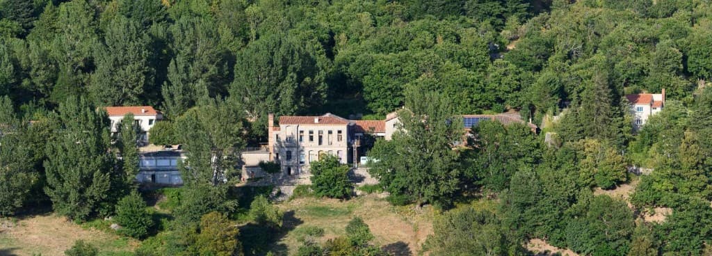 Gîte d'étape entre forêt et montagne