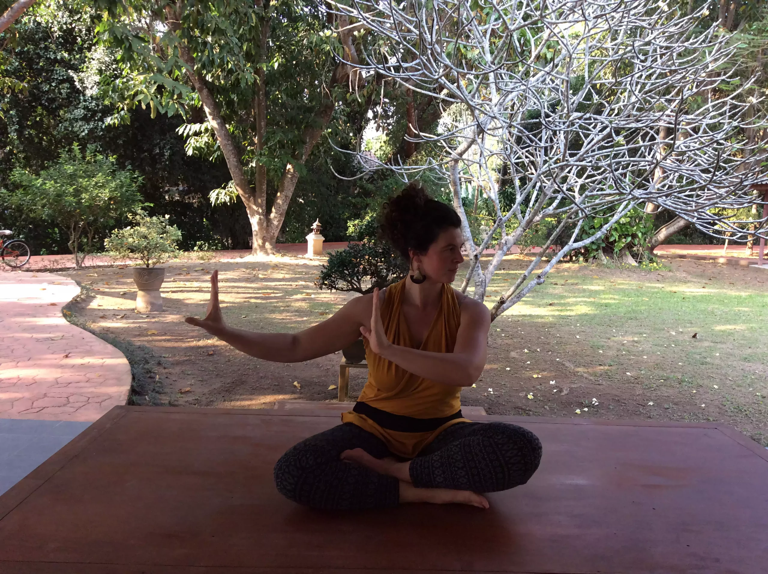 Magali Faugères, praticienne Tao Yin — posture en extérieur
