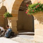 Pelerin-en-pause-sous-des-arcades-dans-la-ville-de-Navarrenx-CDT64-P.Gaillard-bdef