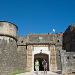 pelerins-sur-la-voie-du-Puy-a-la-sortie-de-Navarrenx-CDT64-P.Gaillard-bdef